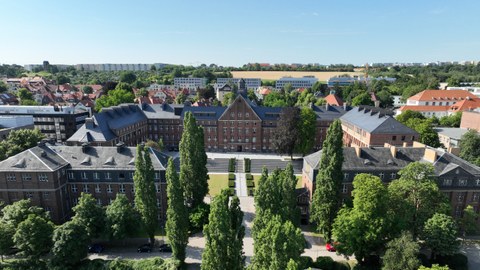 Blick aus der Luft auf den Campus der TU Dresden, im Zentrum der Försterbau.