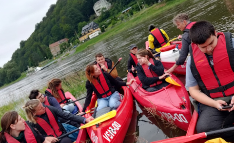 Studierende in Kanus auf der Elbe