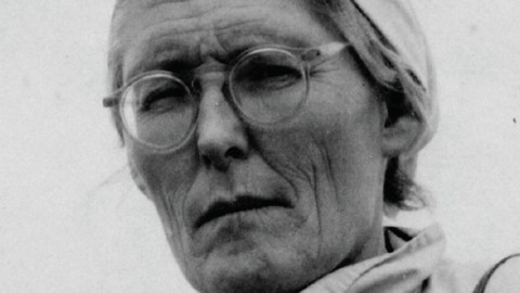 Schwarz-Weiß-Portrait einer älteren Frau mit Brille