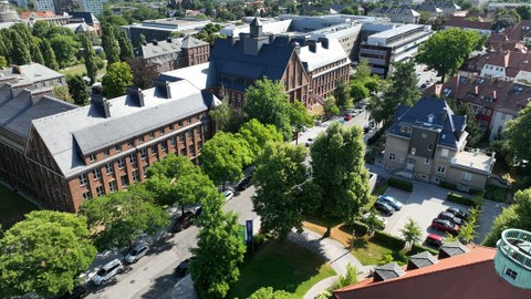 Luftbild auf den Campus der TU Dresden, in der Mitte der Fritz Foerster-Bau