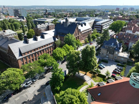 Luftbild auf den Campus der TU Dresden, in der Mitte der Fritz Foerster-Bau