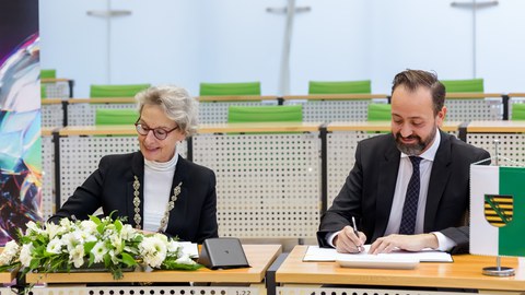 TUD-Rektorin Prof. Ursula Staudinger und der sächsische Wissenschaftsminister Sebastian Gemkow unterzeichnen die gemeinsame Zielvereinbarung im Sächsischen Landtag.