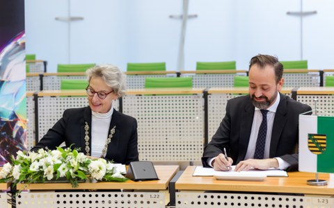 TUD-Rektorin Prof. Ursula Staudinger und der sächsische Wissenschaftsminister Sebastian Gemkow unterzeichnen die gemeinsame Zielvereinbarung im Sächsischen Landtag.