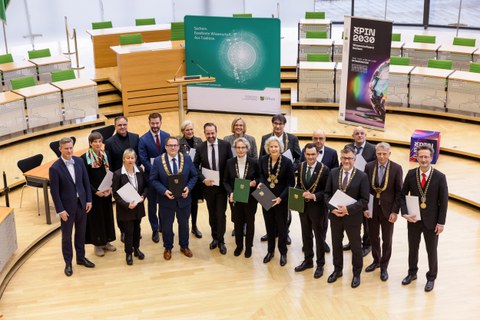 Gruppenfoto der Rektorinnen und Rektoren der sächsischen Hochschulen und Vertretern des Sächsischen Staatsministeriums für Wissenschaft, Kultur und Tourismus.