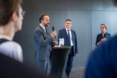 V.l.n.r.: Der sächsische Wissenschaftsminister Sebastian Gemkow, der Chief Officer Technologietransfer und Internationalisierung der TUD, Prof. Ronald Tetzlaff, und TUD-Rektorin Prof.in Ursula Staudinger bei der Willkommens- und Vernetzungsveranstaltung.