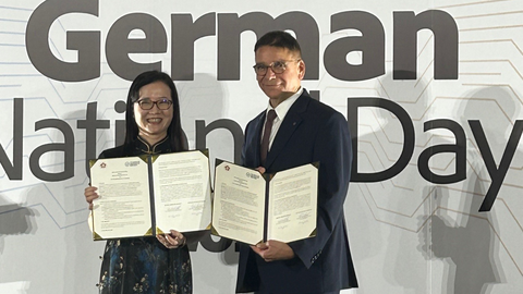 Prof. Ronald Tetzlaff, CTIO der TUD, und Prof. Sherry Shu-Jung Hu, Associate Vice President for International Affairs der National Cheng Kung-University bei der Unterzeichnung eines generellen Memorandum of Understanding.