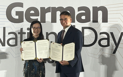 Prof. Ronald Tetzlaff, CTIO der TUD, und Prof. Sherry Shu-Jung Hu, Associate Vice President for International Affairs der National Cheng Kung-University bei der Unterzeichnung eines generellen Memorandum of Understanding.