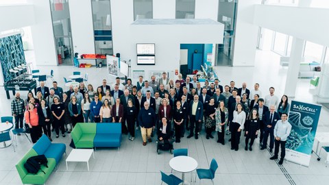 Gruppenfoto des SaxoCell-Teams im Foyer des Zentrums für Regenerative Therapien Dresden (CRTD).