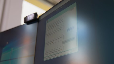 Foto eines Laptops, darauf der Chatverlauf mit einem ChatBot.