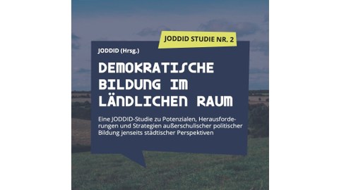 Buchcover. Dunkelblaues Rechteck mit der Aufschrift: Demokratische darunter Bildung im, darunter ländlichen Raum auf Hintergrund mit Wiesenlandschaft. 