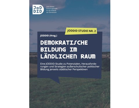 Buchcover. Dunkelblaues Rechteck mit der Aufschrift: Demokratische darunter Bildung im, darunter ländlichen Raum auf Hintergrund mit Wiesenlandschaft. 