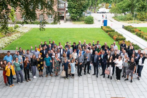 Gruppenfoto von zahlreichen Menschen im Innenhof des Fritz-Foerster-Baus der TU Dresden.