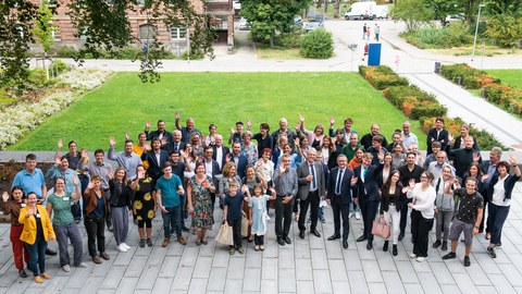 Gruppenfoto von zahlreichen Menschen im Innenhof des Fritz-Foerster-Baus der TU Dresden.