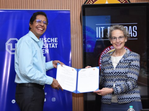 Prof. Kamakoti Veezhinathan, Direktor des IIT Madras, und Prof.in Ursula Staudinger, Rektorin der TU Dresden, bei der Unterzeichnung zur Vereinbarung des transCampus beider Einrichtungen.