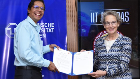 Prof. Kamakoti Veezhinathan, Direktor des IIT Madras, und Prof.in Ursula Staudinger, Rektorin der TU Dresden, bei der Unterzeichnung zur Vereinbarung des transCampus beider Einrichtungen.