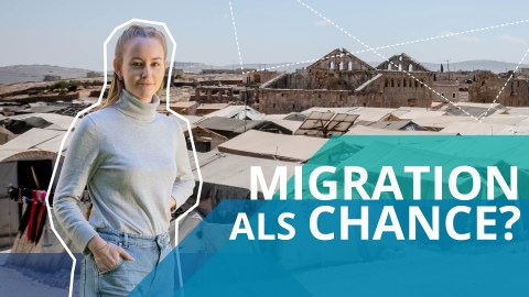 Bildcollage bestehend aus dem Porträtfoto einer Frau, blauen Farbflächen, auf denen der Text "Migration als Chance?" geschrieben steht und dem Foto einer Zeltstadt im Hintergrund.