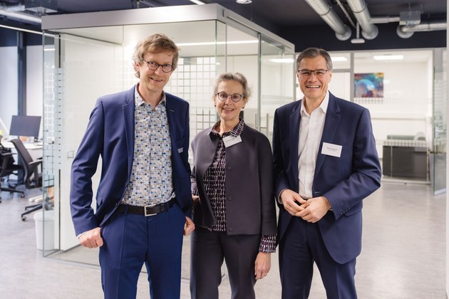 Gruppenfoto von Dr. Kai Wicker, Prof.in Ursula Staudinger und Dr. Karl Lamprecht im ZEISS Innovation Hub Dresden.