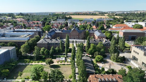 Foto mit Blick auf den TU Campus. Im Zentrum der Fritz Foerster-Bau.