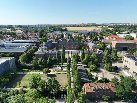 Foto mit Blick auf den TU Campus. Im Zentrum der Fritz Foerster-Bau.