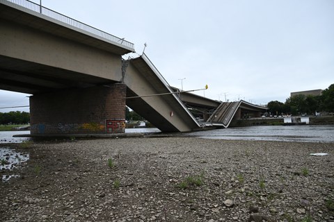 Die eingestürzte Teil der Carolabrücke in Dresden.