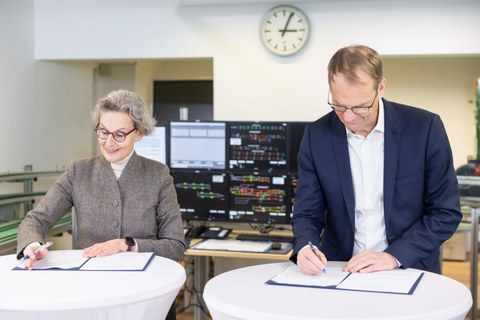 d, unterzeichneten heute die Vereinbarung zur Stiftungsprofessur für Digitale Bahnsysteme.