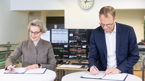d, unterzeichneten heute die Vereinbarung zur Stiftungsprofessur für Digitale Bahnsysteme.