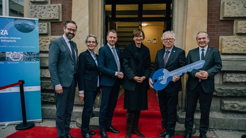 V.l.n.r.: Wissenschaftsminister Sebastian Gemkow, TUD-Rektorin Prof. Ursula Staudinger, Ministerpräsident Michael Kretschmer, Bundesforschungsministerin Bettina Stark-Watzinger, DZA-Gründungsdirektor Prof. Günther Hasinger und Octavian Ursu, OB Görlitz. 