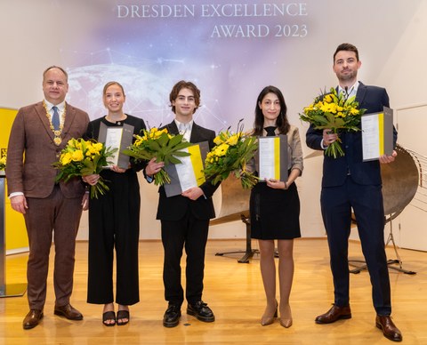 Gruppenbild mit jeweils zwei Damen und Herren auf einer Bühne. Links daneben der Dresdner Oberbürgermeister Dirk Hilbert.