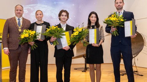 Gruppenbild mit jeweils zwei Damen und Herren auf einer Bühne. Links daneben der Dresdner Oberbürgermeister Dirk Hilbert.