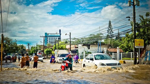 Foto einer Stadt bei Hochwasser.