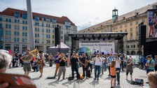 Fotoaufnahme der Musikgruppe Banda Comunale auf dem Dresdner Altmarkt.