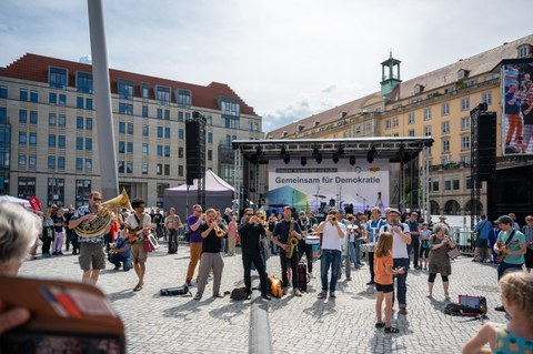 Fotoaufnahme der Musikgruppe Banda Comunale auf dem Dresdner Altmarkt.