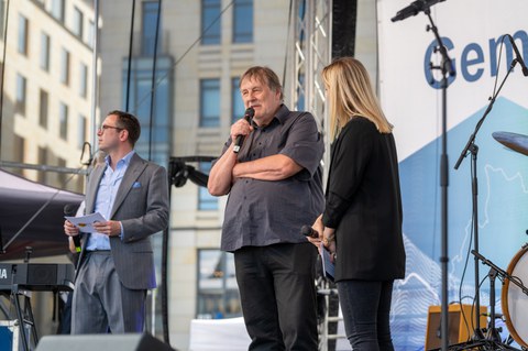 Fotoaufnahme von Prof. Gerhard Rödel auf der Bühne des Dresdner Altmarkts.