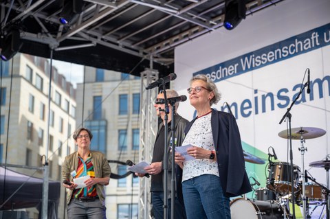 Fotoaufnahme von der Rektorin der TU Dresden, Prof. Ursula Staudinger, die auf dem Dresdner Altmarkt spricht.