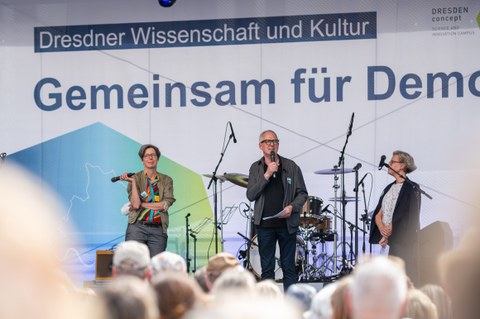Fotoaufnahme von TUD-Rektorin Prof.in Ursula Staudinger, Joachim Klement, Intendant des Staatsschauspiels, und Christiane Mennicke-Schwarz, Leiterin des Kunsthauses Dresden.