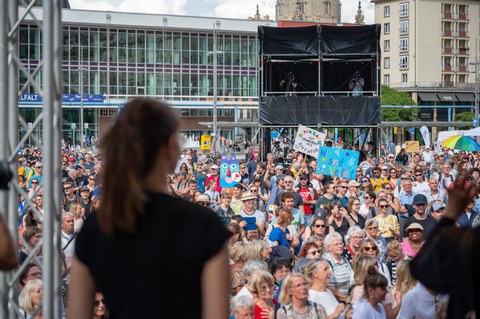 Fotoaufnahme von der Bühne in die Menschenmenge auf dem Dresdner Altmarkt.