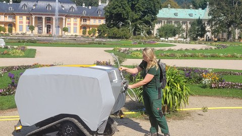 Der Prototyp eines halbautonomen Gießroboters im Schlosspark Pillnitz.