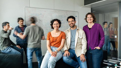 Junge Wissenschaftlerinnen und Wissenschaftler treffen sich zur Kaffeepause
