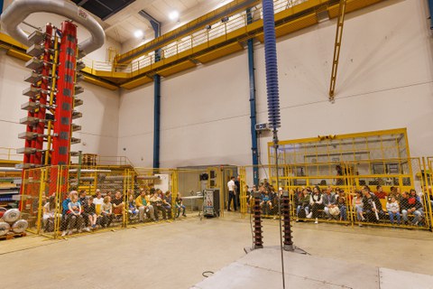 Fotoaufnahme aus der Hochspannungshalle der TU Dresden.