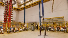 Fotoaufnahme aus der Hochspannungshalle der TU Dresden.