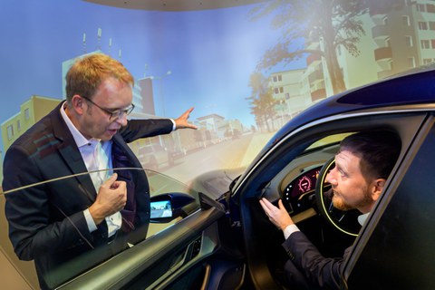 Sachsens Ministerpräsident Michael Kretschmer nahm im Dresden Driving Simulator Platz und ließ sich von Prof. Günther Prokop die Details erklären.