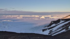 Ansicht der antarkitschen Eisflächen von einem erhöhten Standpunkt aus.