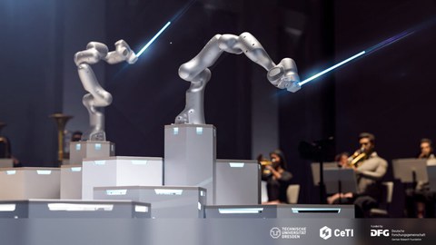 In einem Konzertsaal stehen drei kollaborative Roboterarme. Sie halten je einen Taktstock und sind im Begriff, ein in Hintergrund sitzendes Orchester zu dirigieren.