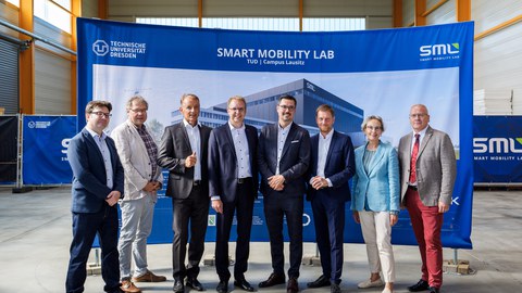 From left to right in front of the unveiled visualisation of the SML: Prof. Christoph Sommer, Prof. Uwe Aßmann, Prof. Hartmut Fricke, Prof. Günther Prokop, Marcel Goßmann (Goldbeck), Michael Kretschmer, Prof. Ursula Staudinger and Torsten Ruban-Zeh.