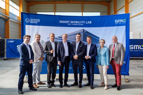 From left to right in front of the unveiled visualisation of the SML: Prof. Christoph Sommer, Prof. Uwe Aßmann, Prof. Hartmut Fricke, Prof. Günther Prokop, Marcel Goßmann (Goldbeck), Michael Kretschmer, Prof. Ursula Staudinger and Torsten Ruban-Zeh.