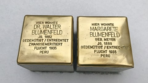 Fotos der Stolpersteine von Dr. Walter Blumenfeld (links) und Margarete Blumenfeld (rechts).