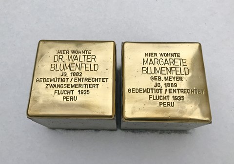 Fotos der Stolpersteine von Dr. Walter Blumenfeld (links) und Margarete Blumenfeld (rechts).