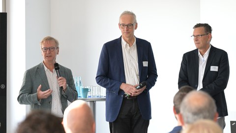 Auch die drei im Jahr 2023 mit dem UNIPRENEURS-Preis ausgezeichneten TUD-Professoren (v.l.n.r.) Prof. Gerhard Fettweis, Prof. Karl Leo und Prof. Frank Buchholz waren beim Jahrestreffen dabei. 