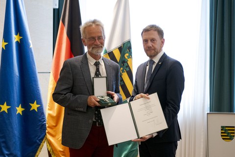 Minister President Michael Kretschmer awarded the Order of Merit of the Free State of Saxony to Professor Andreas Roloff.