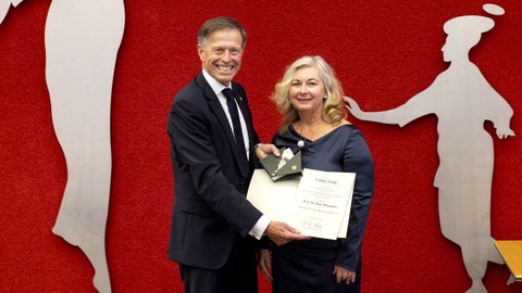 State Parliament President Dr Matthias Rößler honoured Prof. Antje Bergmann with the Saxon Constitutional Medal.